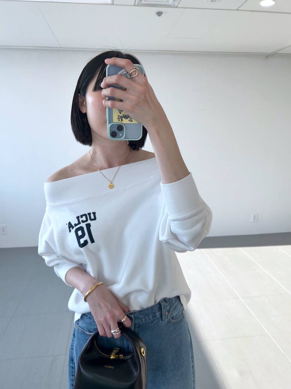「高身長、骨格ウェーブ、シンプルコーデ、デニムパンツ、春コーデ、きれいめカジュアル、ロゴスウェット、春服みてみて、BABYLONE、大人カジュアル、スウェット」｜「BABYLONEの【SINBONO】Vienna BAG（ショルダーバッグ、ブラック系）」を使った、bl_chiiさん（レディース・170cm）の春コーディネートの9枚目の写真