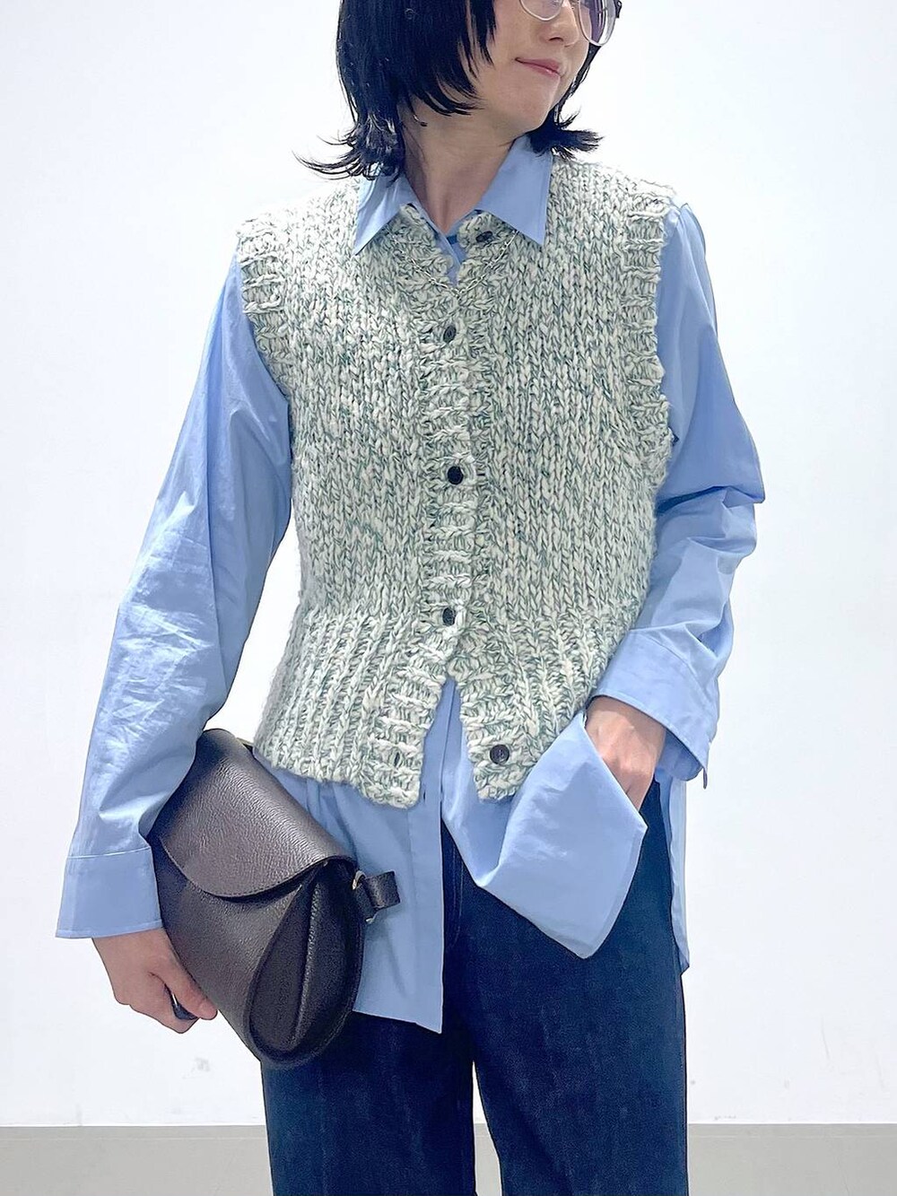 ブラウン系のショルダーバッグ、ブラック系のサンダル、ブルー系のシャツ/ブラウスを着用したレディースの秋コーディネートの3枚目の写真