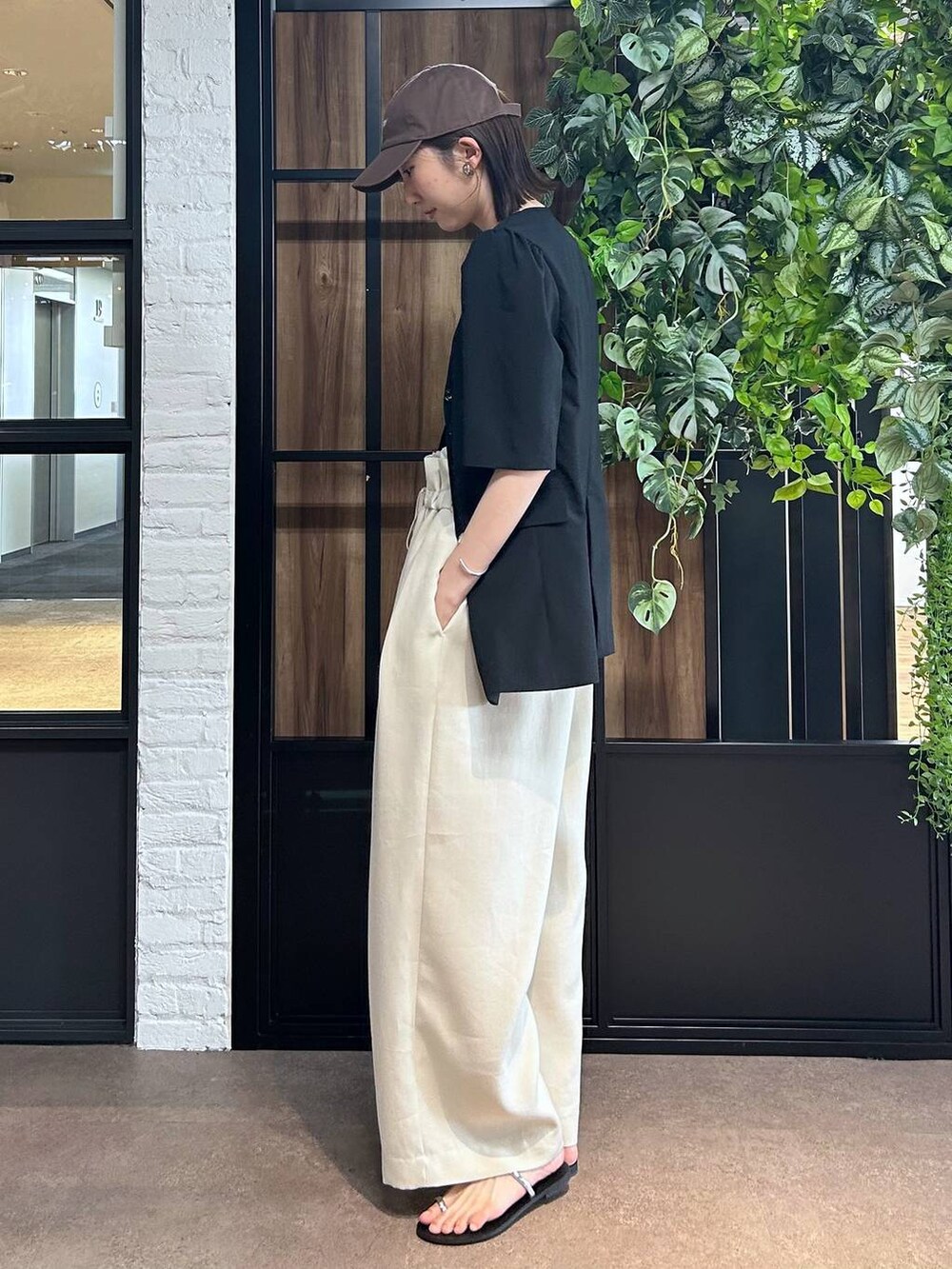 「BABYLONE、大人カジュアル、骨格ウェーブ、高身長、きれいめ、リラックス、きれいめカジュアル、ジャケット、ジャケットスタイル」|「St.Johns 3rd clubの【st.Johns 3rd club】ロゴキャップ(キャップ、ブラウン系)」を使った、bl_chiiさん(レディース・170cm)の春コーディネートの2枚目の写真