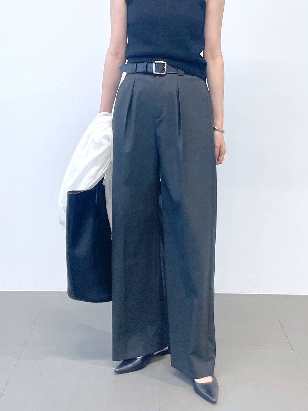 ブラック系のタンクトップ、ホワイト系のシャツ/ブラウス、ブラック系のトートバッグを着用したレディースの夏コーディネートの7枚目の写真