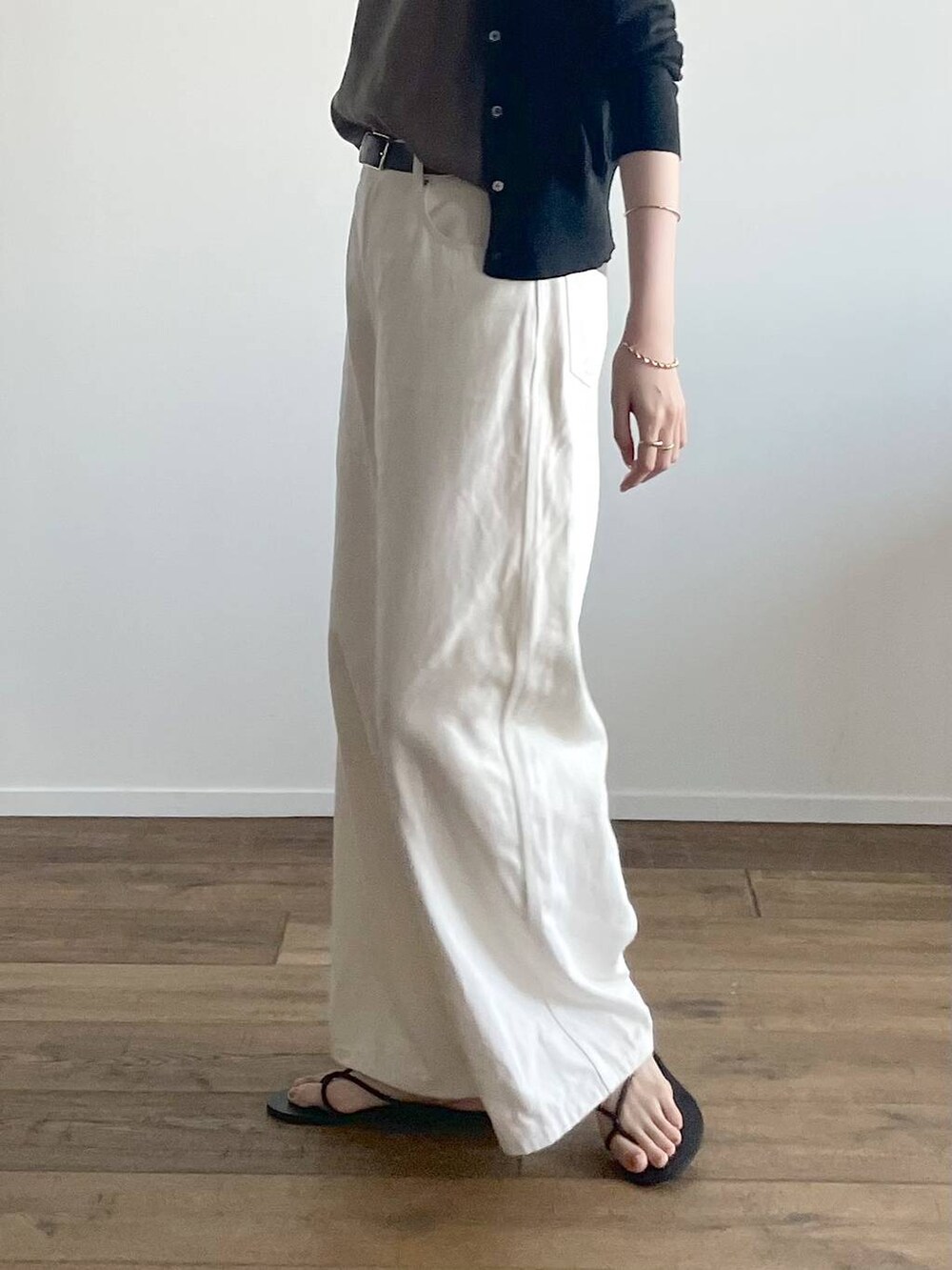 ブラック系のカーディガン/ボレロ、グリーン系のキャミソール、ブラック系のサンダルを着用したレディースの夏コーディネートの7枚目の写真