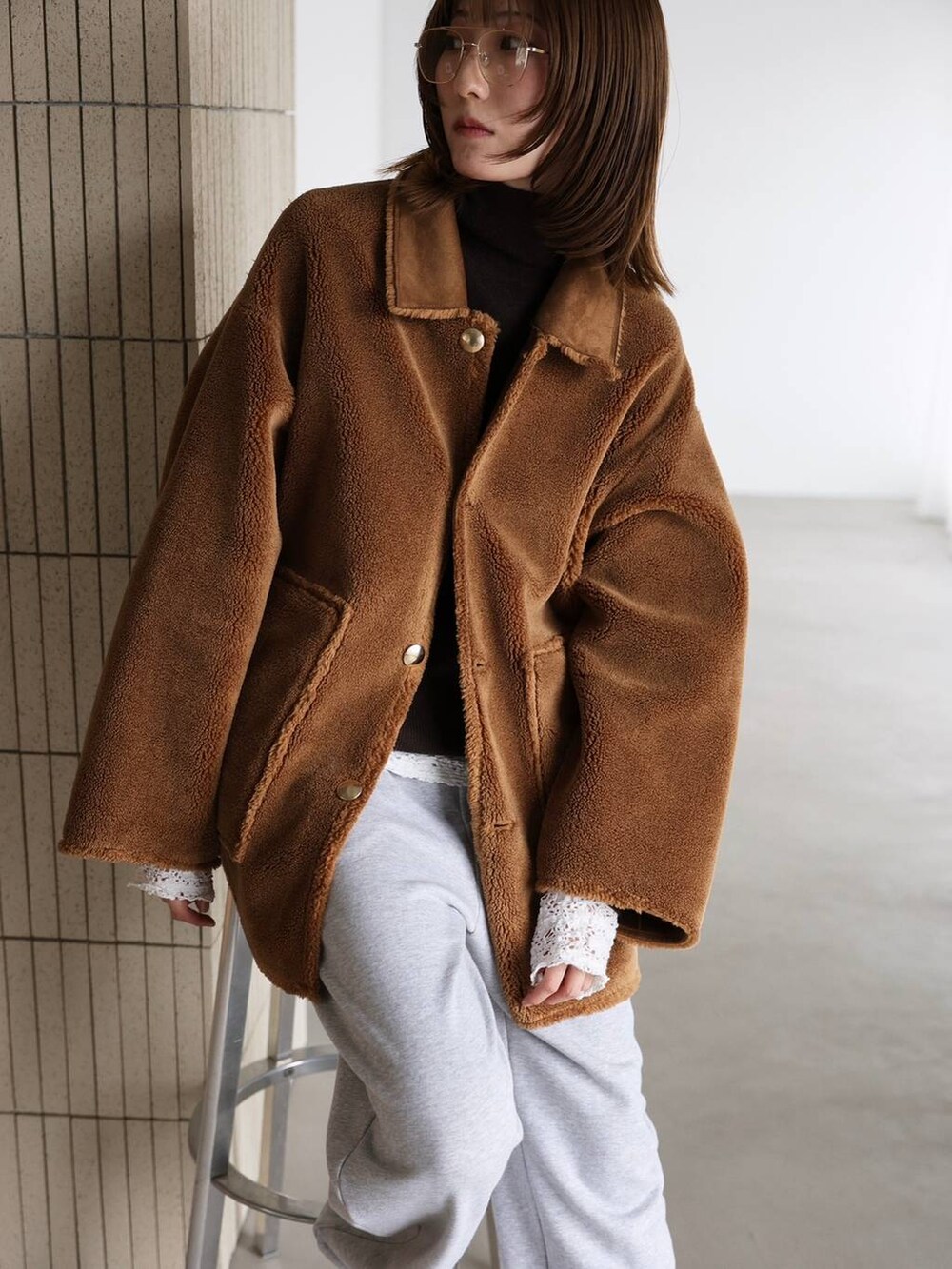 ホワイト系のTシャツ/カットソー、ベージュ系のサンダル、グレー系のスウェットパンツを着用したレディースの秋コーディネートの2枚目の写真