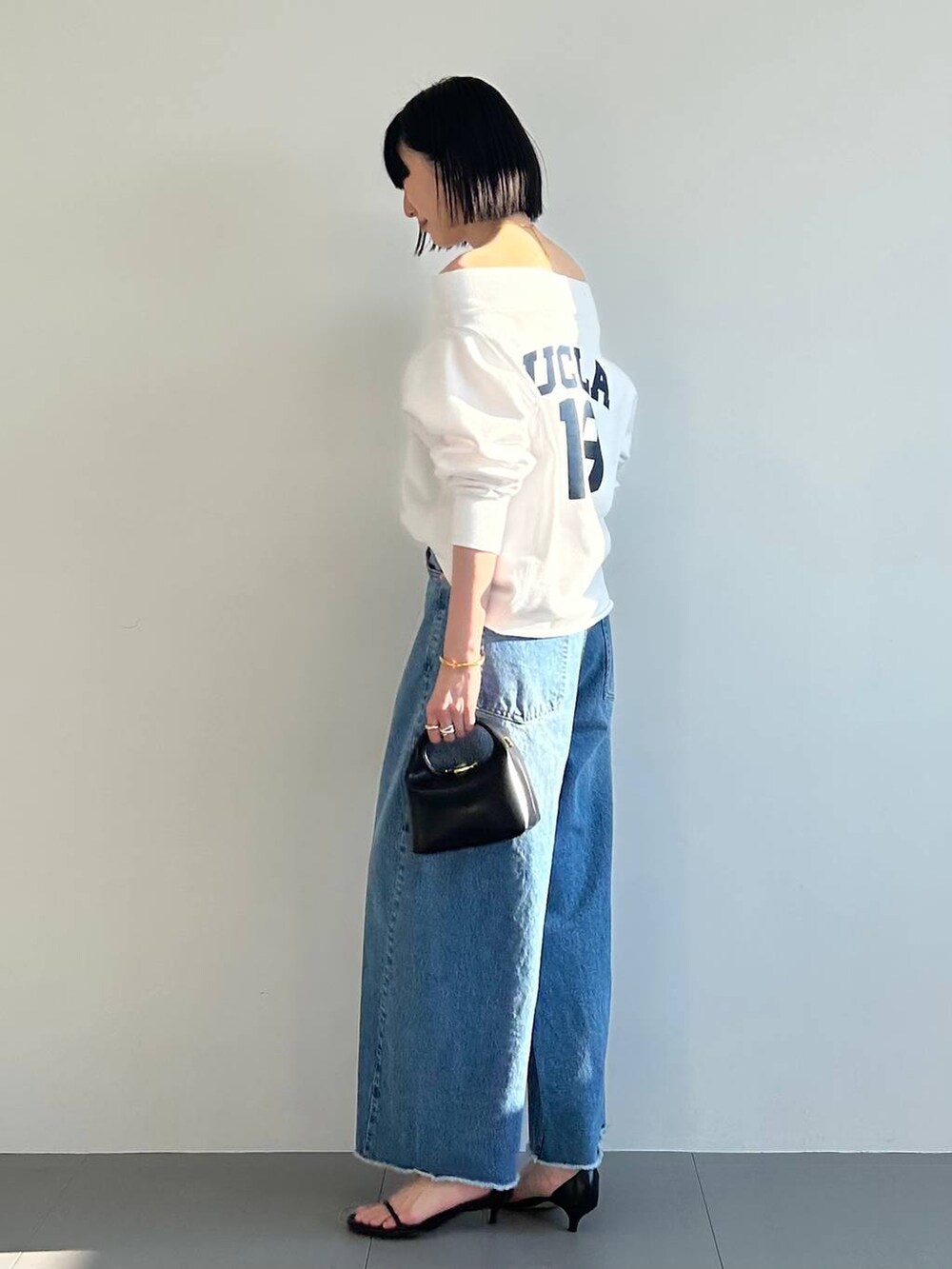 「高身長、骨格ウェーブ、シンプルコーデ、デニムパンツ、春コーデ、きれいめカジュアル、ロゴスウェット、春服みてみて、BABYLONE、大人カジュアル、スウェット」｜「BABYLONEの【SINBONO】Vienna BAG（ショルダーバッグ、ブラック系）」を使った、bl_chiiさん（レディース・170cm）の春コーディネートの2枚目の写真