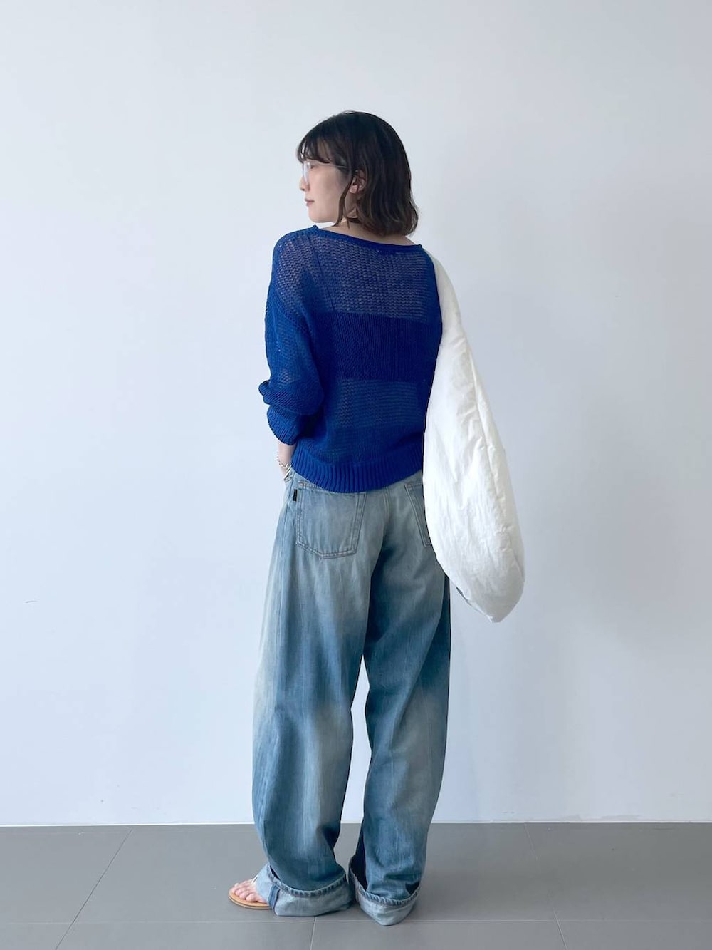 「女子会、リラックス、高触感、高身長、トラッド、カジュアル、BABYLONE、ワントーン、春色、夏コーデ、春コーデ、デニムパンツ、大人カジュアル、休日コーデ」｜「BABYLONEの【優津季さんYouTube紹介アイテム】【WEB限定カラー予約】シルクローゲージプルオーバー（ニット/セーター、ブルー系）」を使った、bl_chiiさん（レディース・170cm）の春コーディネートの3枚目の写真