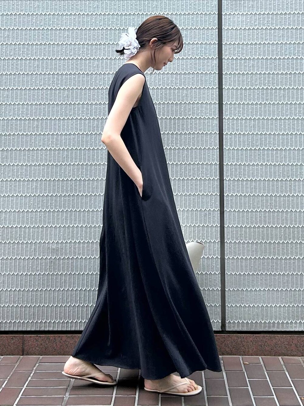 グレー系のハンドバッグ、ホワイト系のシャツ/ブラウス、グレー系のワンピースを着用したレディースの夏コーディネートの3枚目の写真