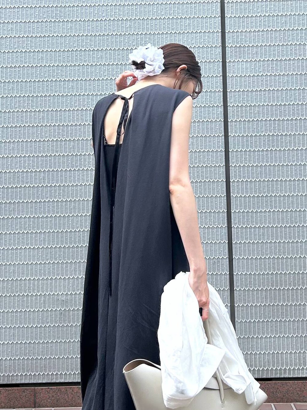 グレー系のハンドバッグ、ホワイト系のシャツ/ブラウス、グレー系のワンピースを着用したレディースの夏コーディネートの5枚目の写真