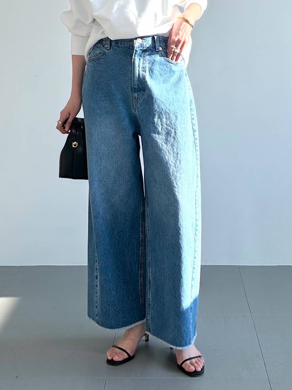 「高身長、骨格ウェーブ、シンプルコーデ、デニムパンツ、春コーデ、きれいめカジュアル、ロゴスウェット、春服みてみて、BABYLONE、大人カジュアル、スウェット」｜「BABYLONEの【SINBONO】Vienna BAG（ショルダーバッグ、ブラック系）」を使った、bl_chiiさん（レディース・170cm）の春コーディネートの6枚目の写真