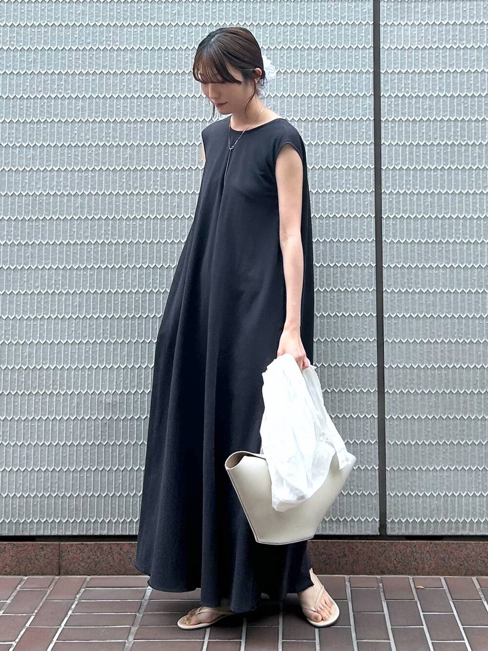 グレー系のハンドバッグ、ホワイト系のシャツ/ブラウス、グレー系のワンピースを着用したレディースの夏コーディネートの4枚目の写真