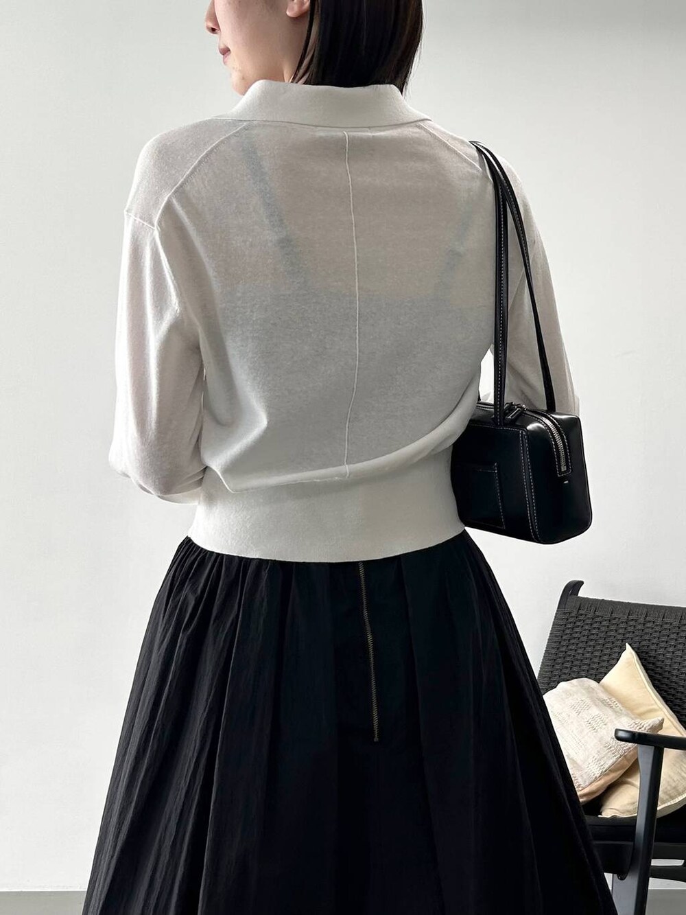 ホワイト系のカーディガン/ボレロ、ブラック系のサンダル、ブラック系のスカートを着用したレディースの春コーディネートの4枚目の写真