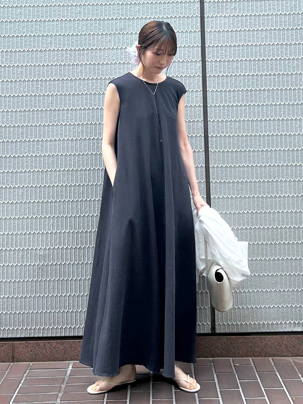 グレー系のハンドバッグ、ホワイト系のシャツ/ブラウス、グレー系のワンピースを着用したレディースの夏コーディネートの2枚目の写真