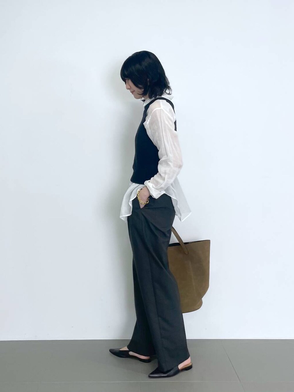 ブラック系のタンクトップ、ホワイト系のシャツ/ブラウス、ブラウン系のトートバッグを着用したレディースの秋コーディネートの2枚目の写真