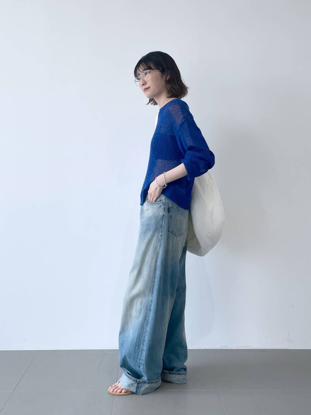 「女子会、リラックス、高触感、高身長、トラッド、カジュアル、BABYLONE、ワントーン、春色、夏コーデ、春コーデ、デニムパンツ、大人カジュアル、休日コーデ」｜「BABYLONEの【優津季さんYouTube紹介アイテム】【WEB限定カラー予約】シルクローゲージプルオーバー（ニット/セーター、ブルー系）」を使った、bl_chiiさん（レディース・170cm）の春コーディネートの2枚目の写真