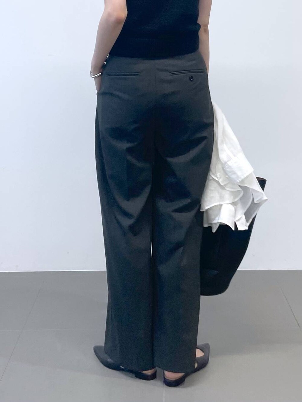 ブラック系のタンクトップ、ホワイト系のシャツ/ブラウス、ブラック系のトートバッグを着用したレディースの夏コーディネートの9枚目の写真