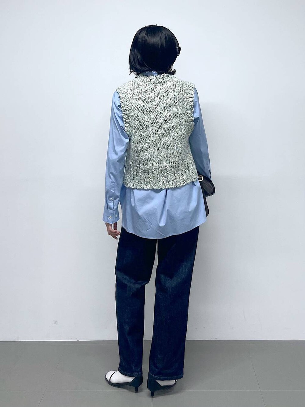 ブラウン系のショルダーバッグ、ブラック系のサンダル、ブルー系のシャツ/ブラウスを着用したレディースの秋コーディネートの2枚目の写真