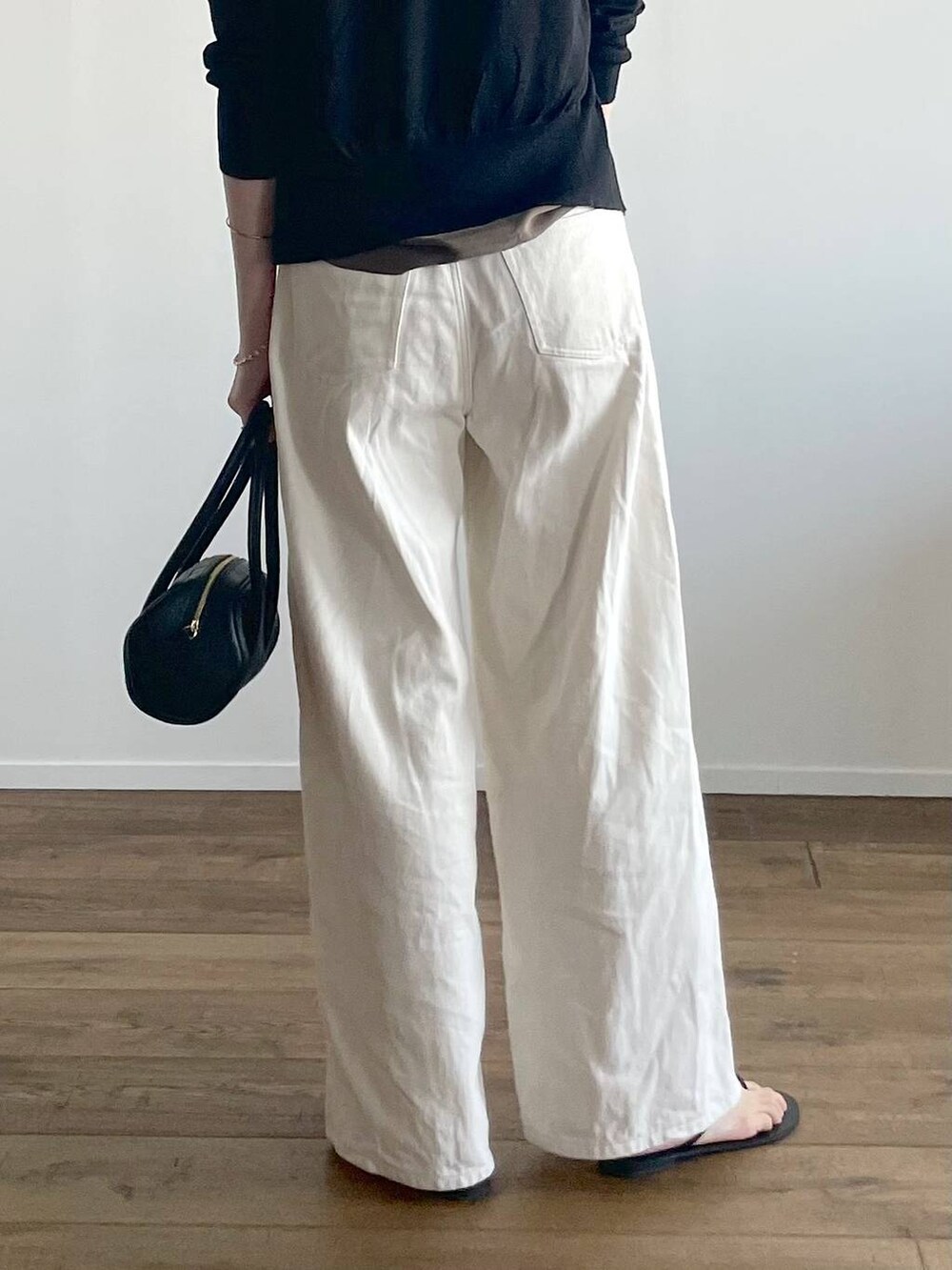 ブラック系のカーディガン/ボレロ、グリーン系のキャミソール、ブラック系のサンダルを着用したレディースの夏コーディネートの8枚目の写真