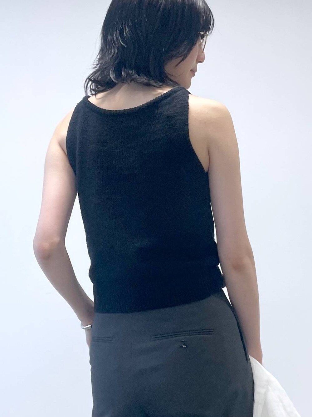 ブラック系のタンクトップ、ホワイト系のシャツ/ブラウス、ブラック系のトートバッグを着用したレディースの夏コーディネートの6枚目の写真