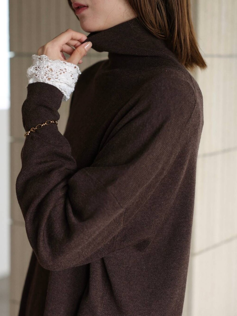 ホワイト系のTシャツ/カットソー、ベージュ系のサンダル、グレー系のスウェットパンツを着用したレディースの秋コーディネートの4枚目の写真