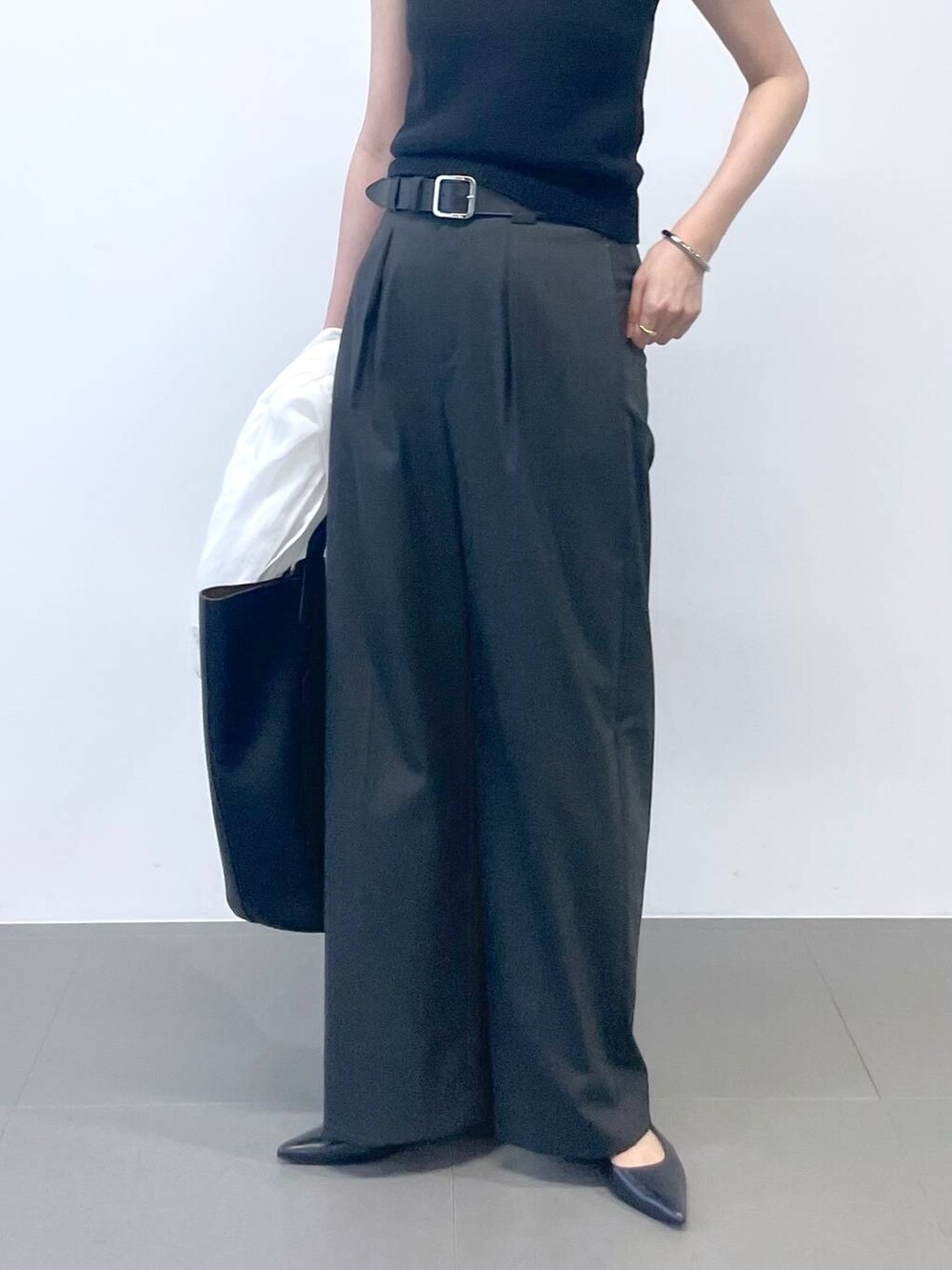 ブラック系のタンクトップ、ホワイト系のシャツ/ブラウス、ブラック系のトートバッグを着用したレディースの夏コーディネートの8枚目の写真