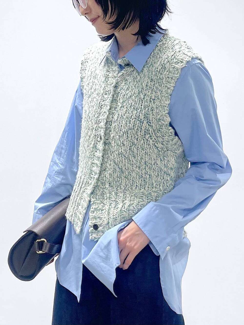 ブラウン系のショルダーバッグ、ブラック系のサンダル、ブルー系のシャツ/ブラウスを着用したレディースの秋コーディネートの4枚目の写真