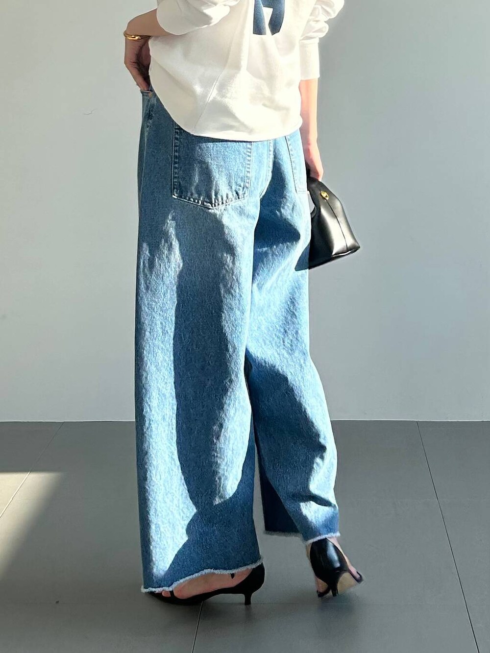 「高身長、骨格ウェーブ、シンプルコーデ、デニムパンツ、春コーデ、きれいめカジュアル、ロゴスウェット、春服みてみて、BABYLONE、大人カジュアル、スウェット」｜「BABYLONEの【SINBONO】Vienna BAG（ショルダーバッグ、ブラック系）」を使った、bl_chiiさん（レディース・170cm）の春コーディネートの7枚目の写真