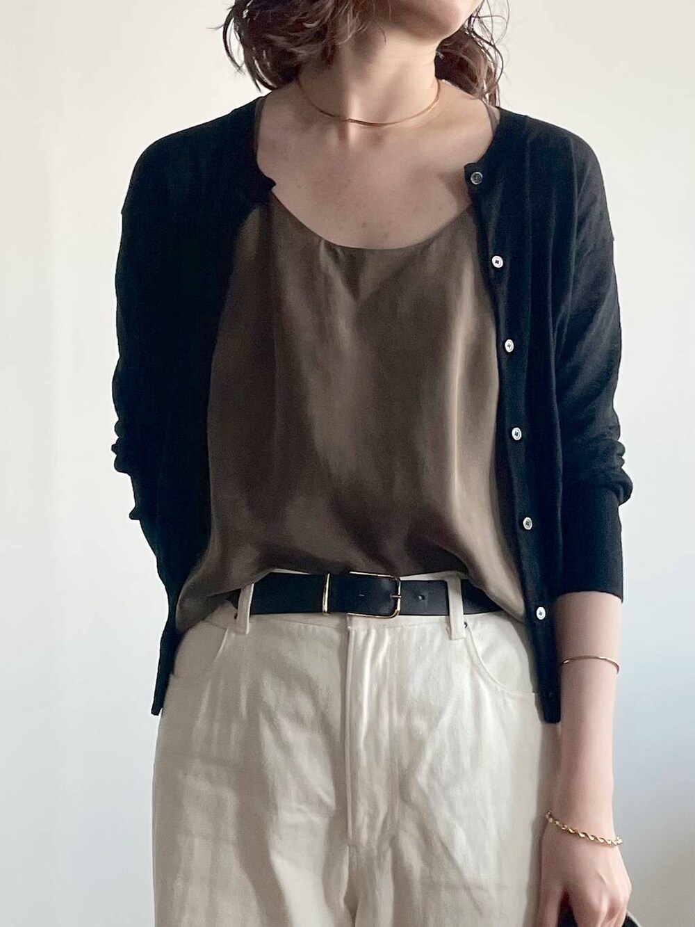 ブラック系のカーディガン/ボレロ、グリーン系のキャミソール、ブラック系のサンダルを着用したレディースの夏コーディネートの4枚目の写真