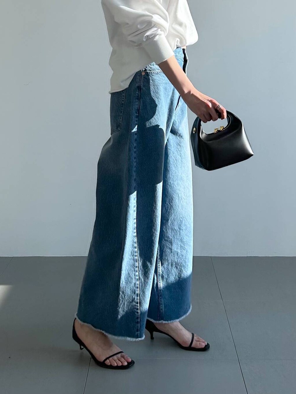 「高身長、骨格ウェーブ、シンプルコーデ、デニムパンツ、春コーデ、きれいめカジュアル、ロゴスウェット、春服みてみて、BABYLONE、大人カジュアル、スウェット」｜「BABYLONEの【SINBONO】Vienna BAG（ショルダーバッグ、ブラック系）」を使った、bl_chiiさん（レディース・170cm）の春コーディネートの8枚目の写真