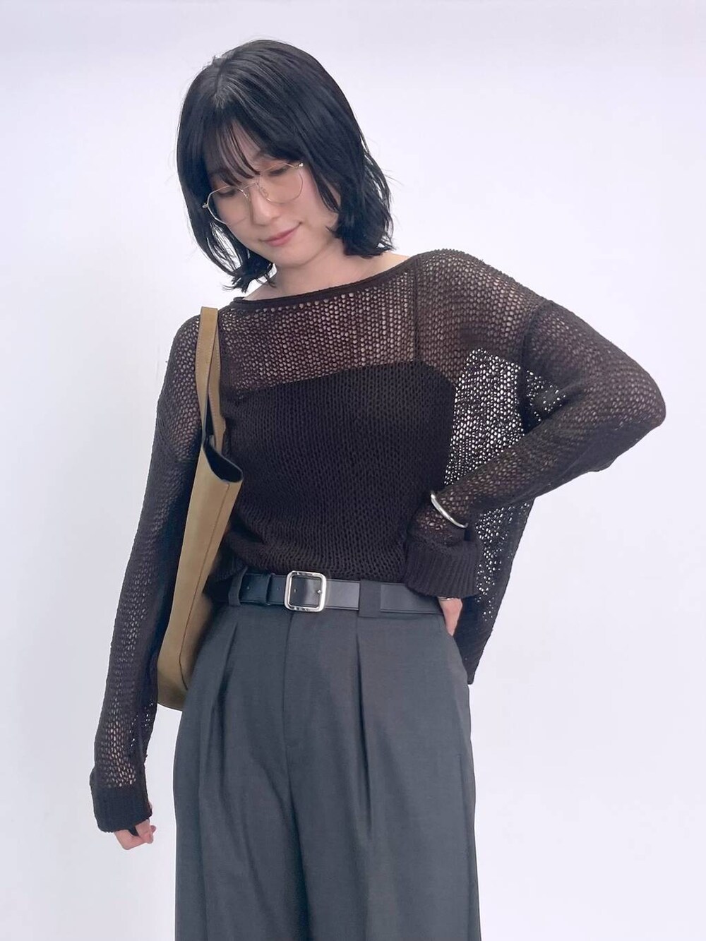 ブラウン系のニット/セーター、ブラウン系のトートバッグ、ブラック系のパンプスを着用したレディースの夏コーディネートの5枚目の写真