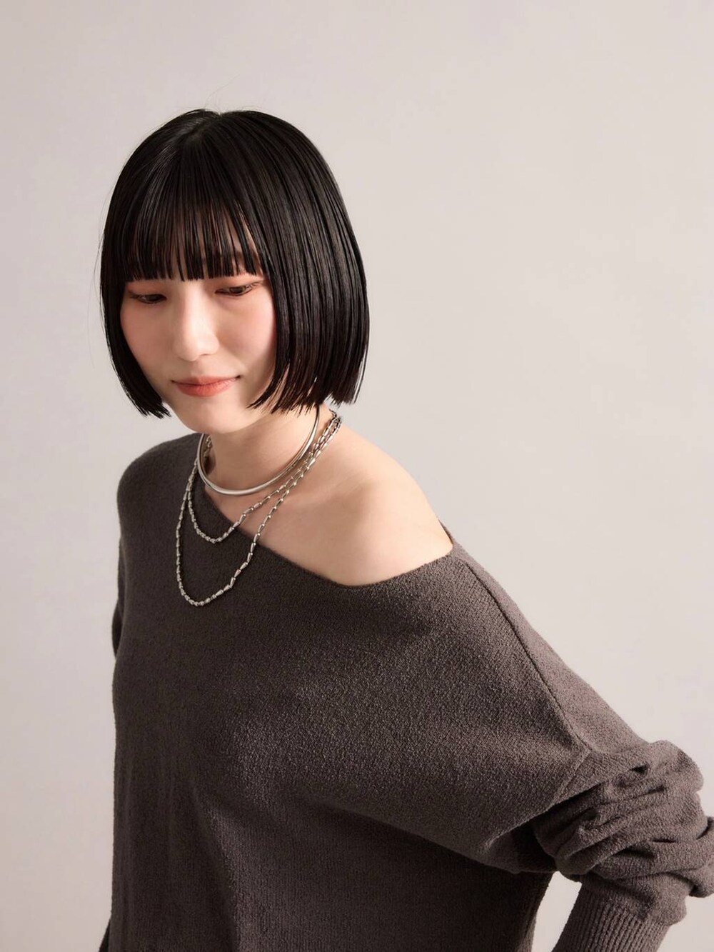 「高身長、きれいめ、リラックス、BABYLONE、大人カジュアル、ワントーン、モノトーン、シンプルコーデ、きれいめカジュアル、春服みてみて、骨格ウェーブ、フェミニン」｜「ucalyptの【ucalypt】Choker（ネックレス、グレー系）」を使った、bl_chiiさん（レディース・170cm）の春コーディネートの4枚目の写真
