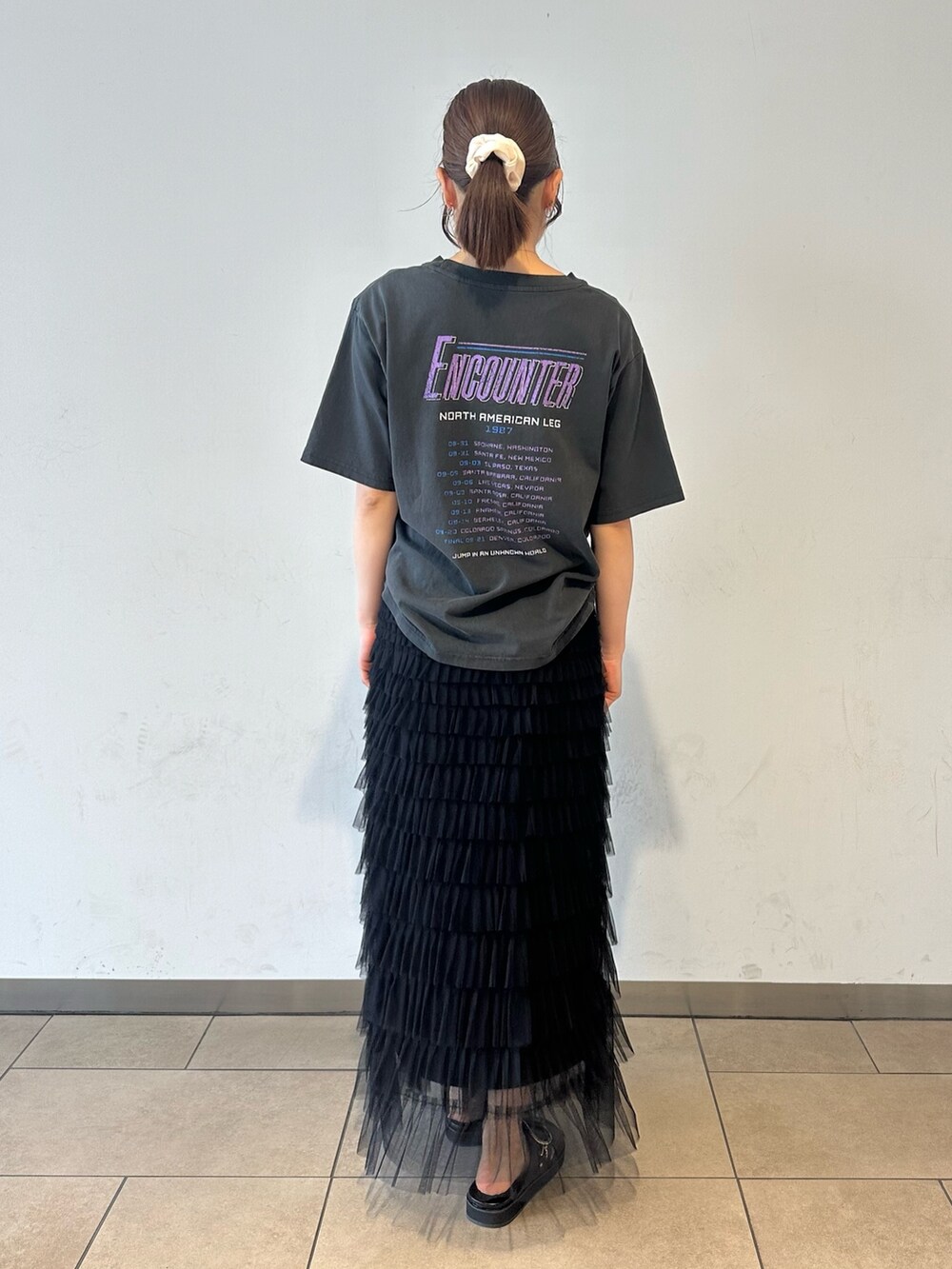 その他のTシャツ/カットソー、ブラック系のスカート、ブラック系のサンダルを着用したレディースの夏コーディネートの3枚目の写真