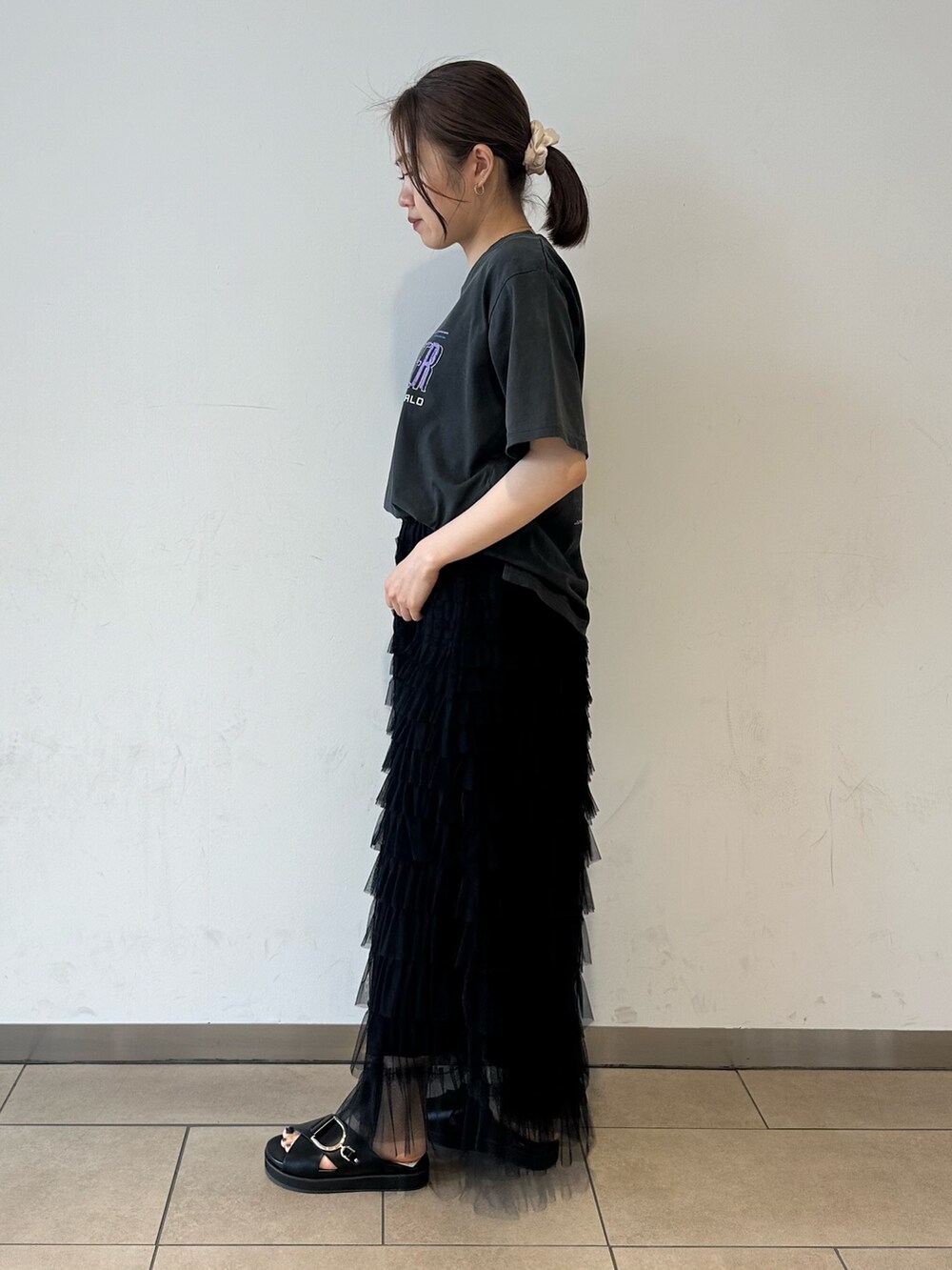 その他のTシャツ/カットソー、ブラック系のスカート、ブラック系のサンダルを着用したレディースの夏コーディネートの2枚目の写真