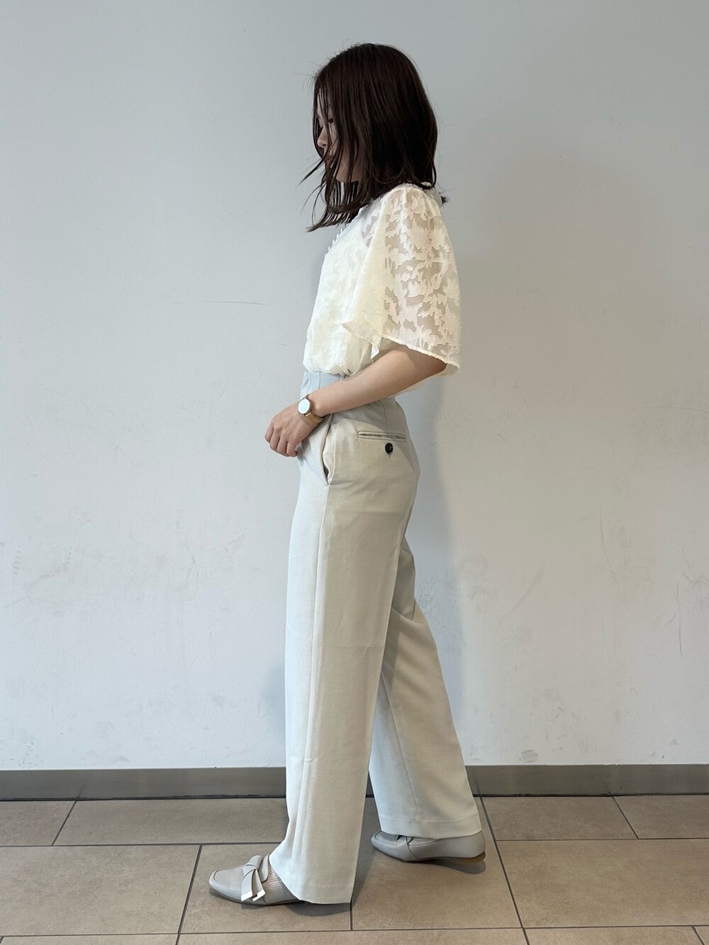 ベージュ系のその他パンツ、グレー系のドレスシューズ、ホワイト系のキャミソールを着用したレディースの夏コーディネートの2枚目の写真