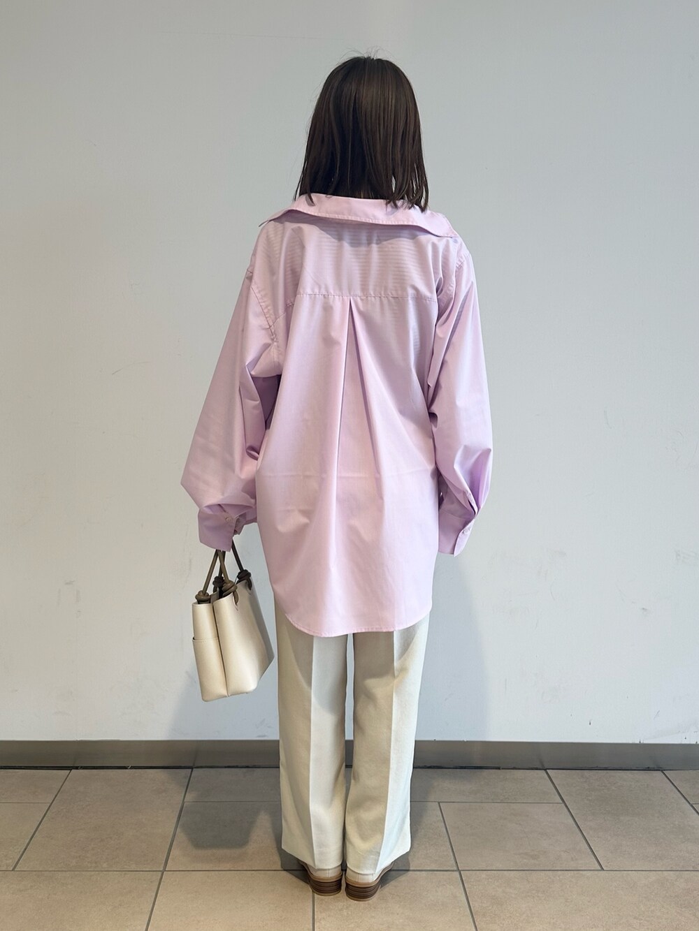 ピンク系のシャツ/ブラウス、ホワイト系のTシャツ/カットソー、ベージュ系のその他パンツを着用したレディースの春コーディネートの3枚目の写真