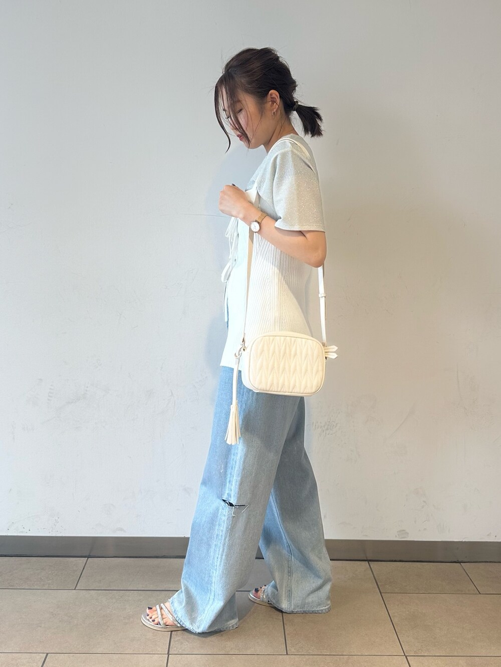 シルバー系のTシャツ/カットソー、ホワイト系のショルダーバッグ、ブルー系のその他パンツを着用したレディースの夏コーディネートの2枚目の写真