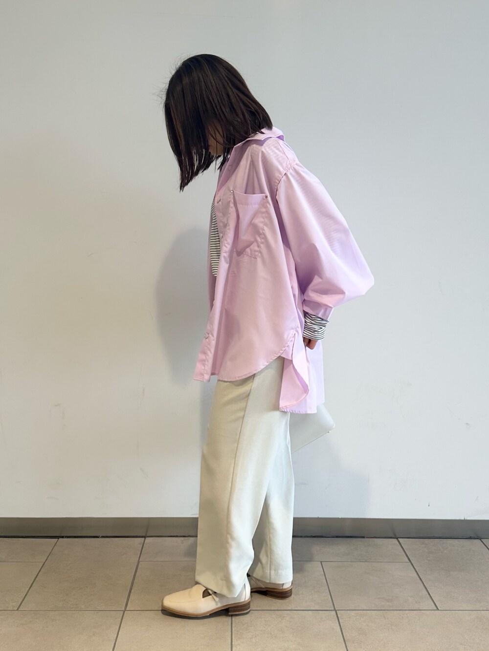 ピンク系のシャツ/ブラウス、ホワイト系のTシャツ/カットソー、ベージュ系のその他パンツを着用したレディースの春コーディネートの2枚目の写真