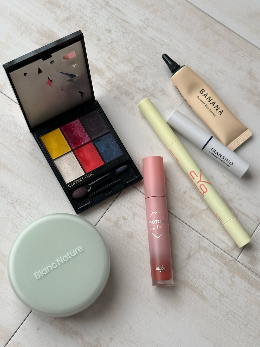 ブラック系のシャツ/ブラウス、ブラック系のショルダーバッグ、ブラウン系のその他パンツを着用したレディースの冬コーディネートの3枚目の写真