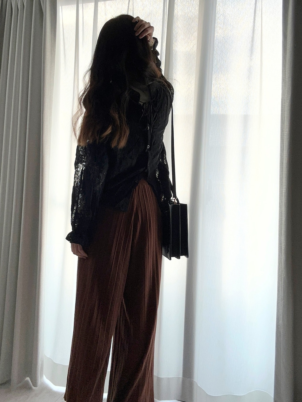 ブラック系のシャツ/ブラウス、ブラック系のショルダーバッグ、ブラウン系のその他パンツを着用したレディースの冬コーディネートの5枚目の写真