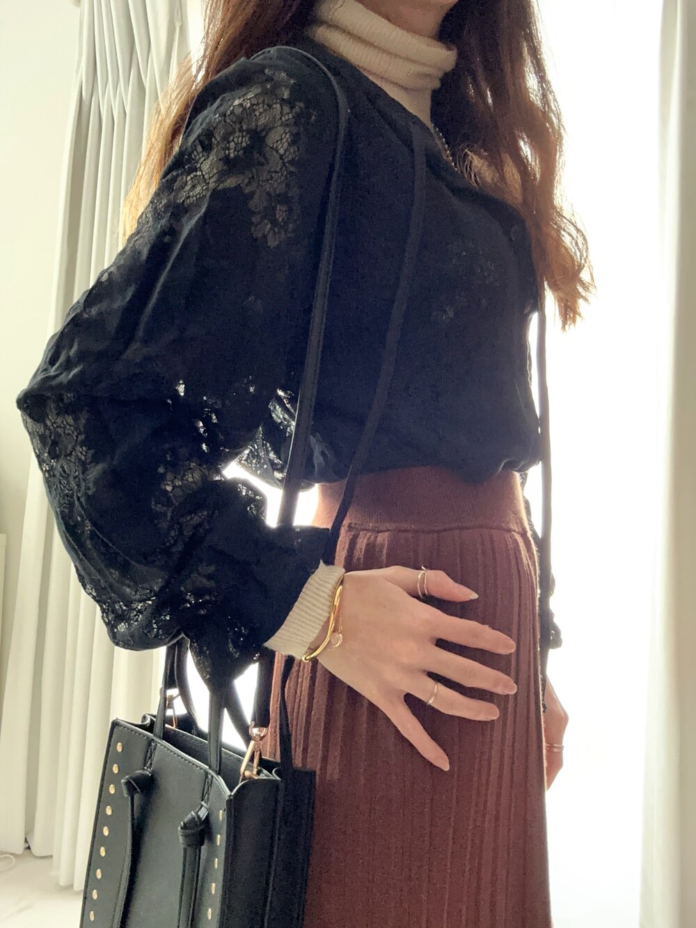 ブラック系のシャツ/ブラウス、ブラック系のショルダーバッグ、ブラウン系のその他パンツを着用したレディースの冬コーディネートの4枚目の写真