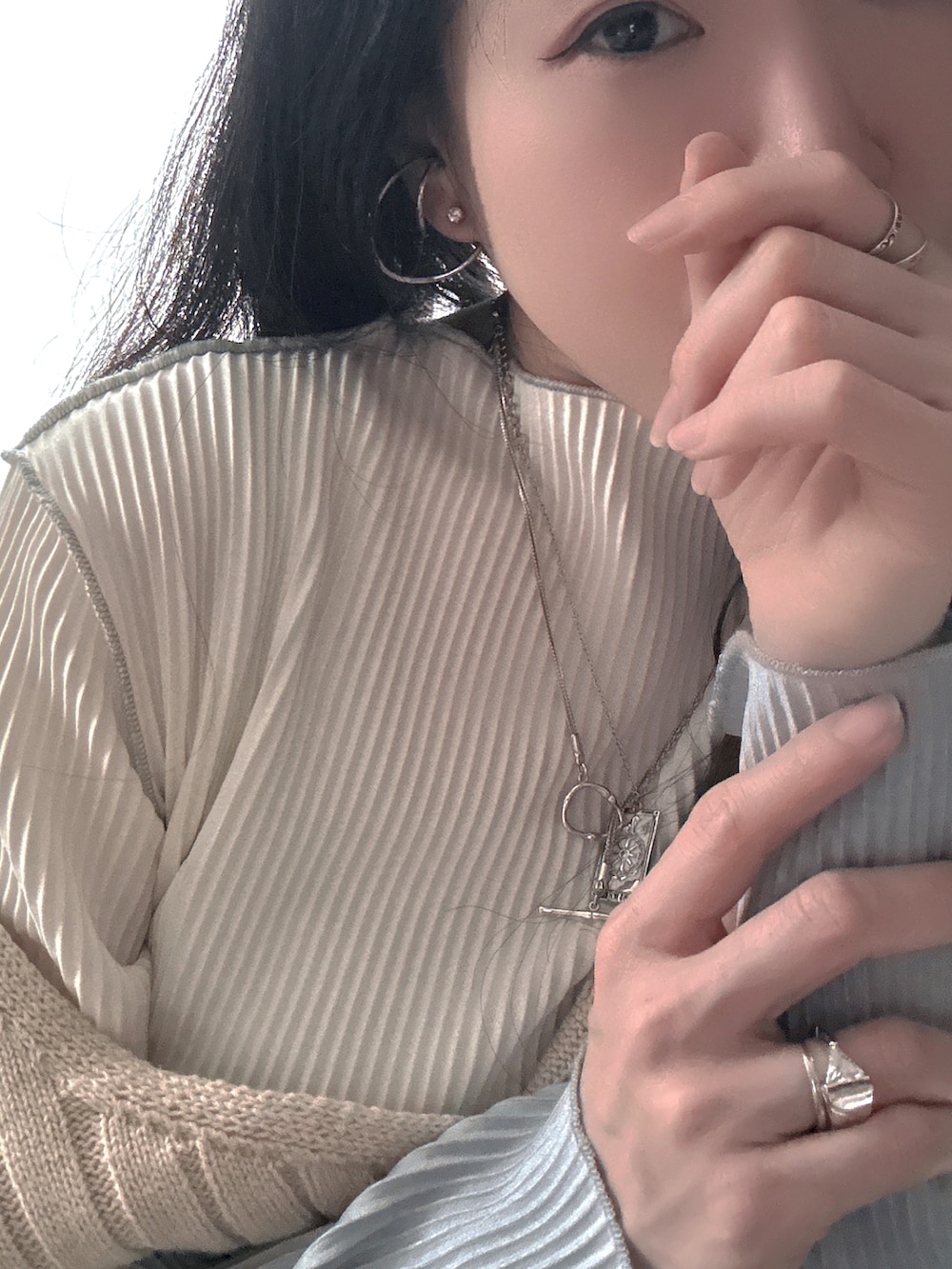 ブラック系のデニムパンツ、ホワイト系のTシャツ/カットソー、ベージュ系のベストを着用したレディースの春コーディネートの5枚目の写真