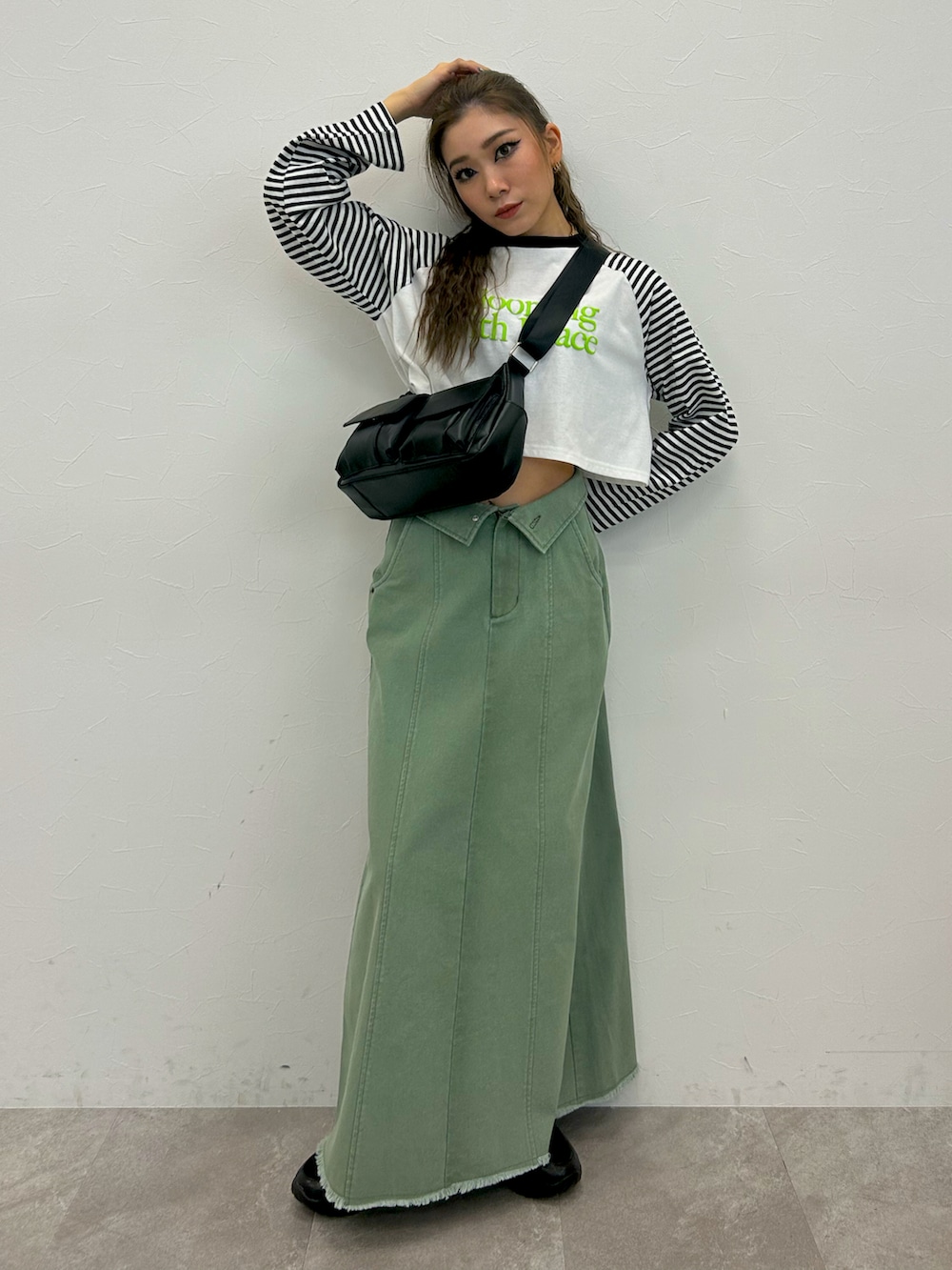 「カジュアルコーデ、お出かけコーデ、大人コーデ、デニムスカート、ロングスカート、アソートロゴTシャツ、スニーカーコーデ、厚底スニーカー、春コーデ、24SS春の新作、台形スカート、スカートコーデ、カーキコーデ、差し色コーデ」｜「FOREVER 21の【2024SS】ラグランアソートロンT（Tシャツ/カットソー、ホワイト系）」を使った、mEiさん（レディース・158cm）の春コーディネートの2枚目の写真