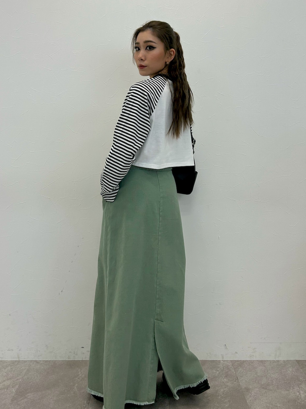 「カジュアルコーデ、お出かけコーデ、大人コーデ、デニムスカート、ロングスカート、アソートロゴTシャツ、スニーカーコーデ、厚底スニーカー、春コーデ、24SS春の新作、台形スカート、スカートコーデ、カーキコーデ、差し色コーデ」｜「FOREVER 21の【2024SS】ラグランアソートロンT（Tシャツ/カットソー、ホワイト系）」を使った、mEiさん（レディース・158cm）の春コーディネートの5枚目の写真