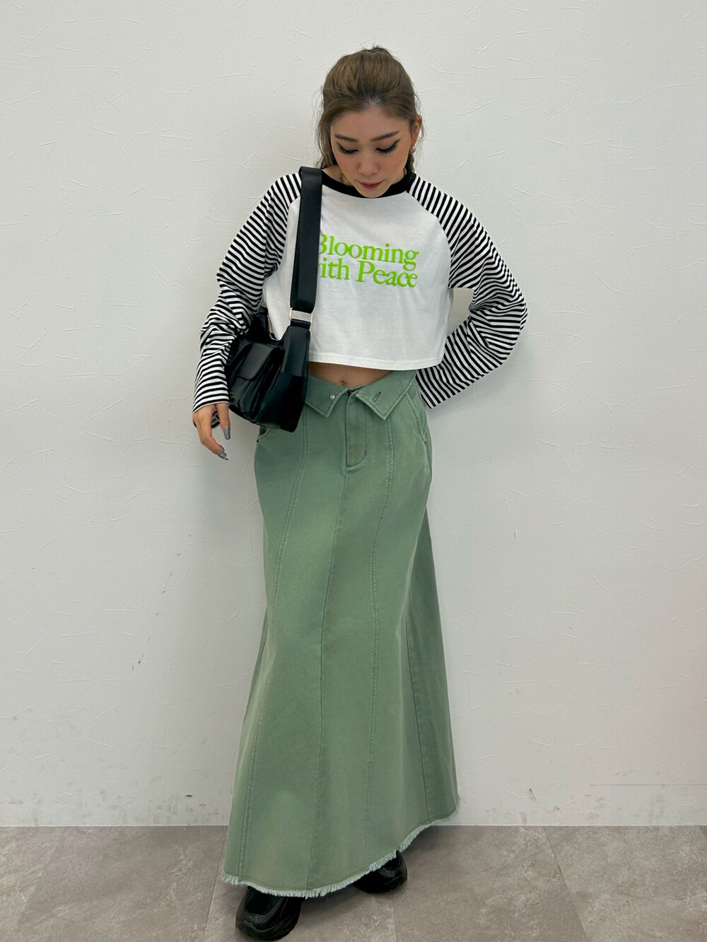 「カジュアルコーデ、お出かけコーデ、大人コーデ、デニムスカート、ロングスカート、アソートロゴTシャツ、スニーカーコーデ、厚底スニーカー、春コーデ、24SS春の新作、台形スカート、スカートコーデ、カーキコーデ、差し色コーデ」｜「FOREVER 21の【2024SS】ラグランアソートロンT（Tシャツ/カットソー、ホワイト系）」を使った、mEiさん（レディース・158cm）の春コーディネートの3枚目の写真