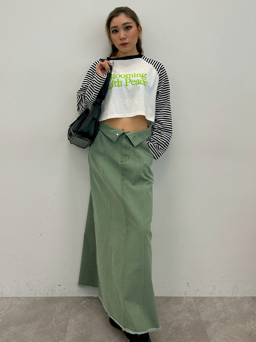 「カジュアルコーデ、お出かけコーデ、大人コーデ、デニムスカート、ロングスカート、アソートロゴTシャツ、スニーカーコーデ、厚底スニーカー、春コーデ、24SS春の新作、台形スカート、スカートコーデ、カーキコーデ、差し色コーデ」｜「FOREVER 21の【2024SS】ラグランアソートロンT（Tシャツ/カットソー、ホワイト系）」を使った、mEiさん（レディース・158cm）の春コーディネートの4枚目の写真