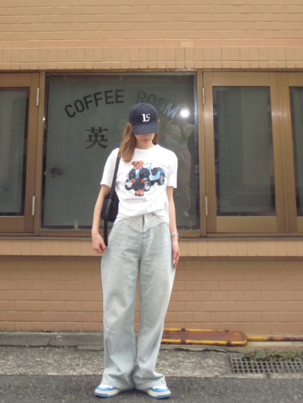 ブルー系のデニムパンツ、ホワイト系のTシャツ/カットソー、ブルー系のスニーカーを着用したレディースの夏コーディネートの2枚目の写真