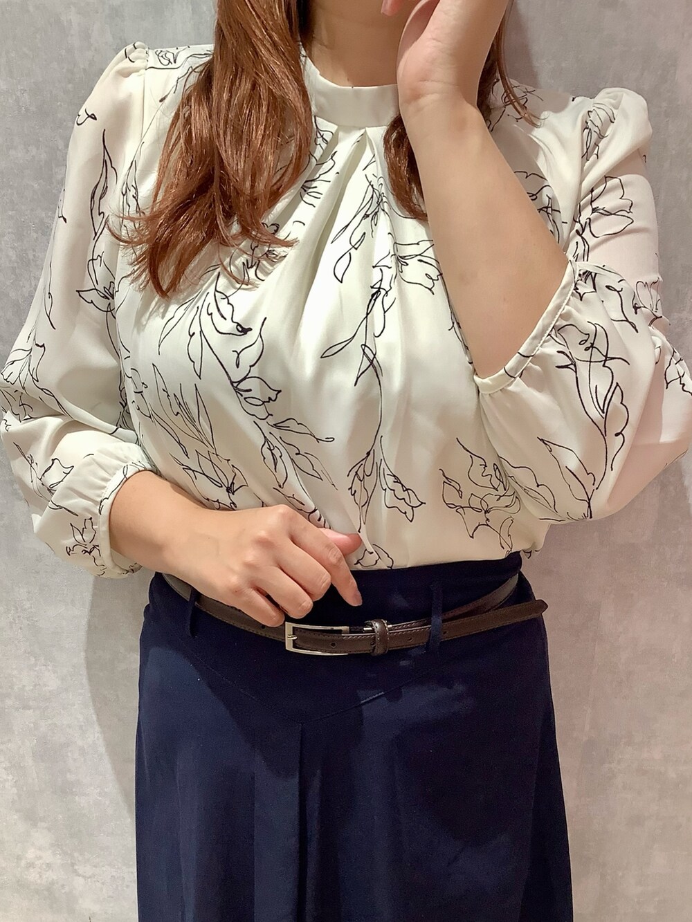 ホワイト系のシャツ/ブラウスを着用したレディースの冬コーディネートの2枚目の写真