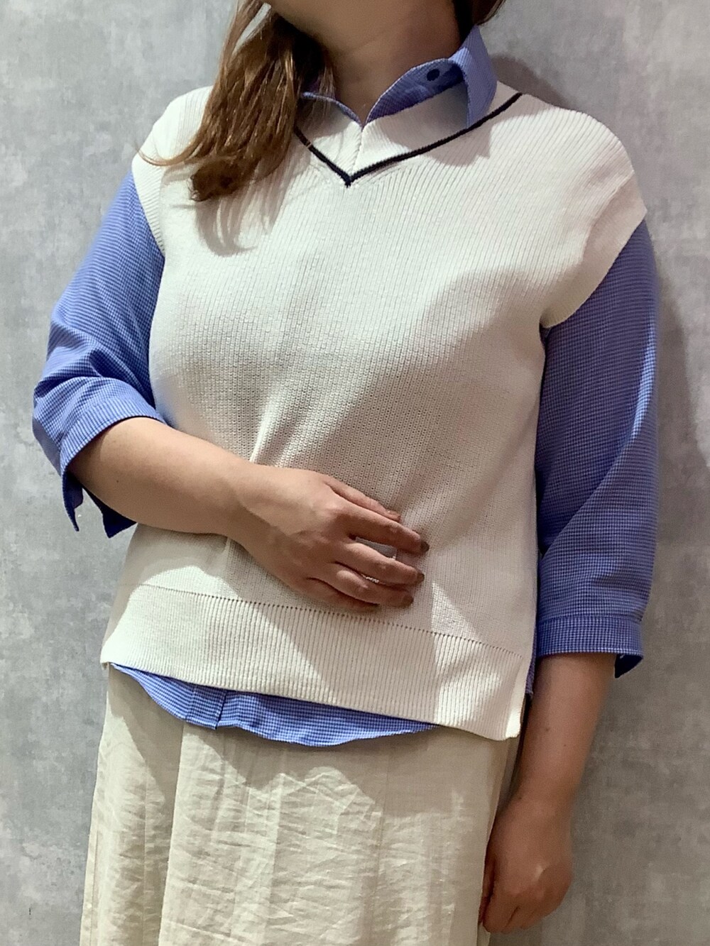 ブルー系のシャツ/ブラウス、ホワイト系のベスト、ホワイト系のスカートを着用したレディースの夏コーディネートの2枚目の写真