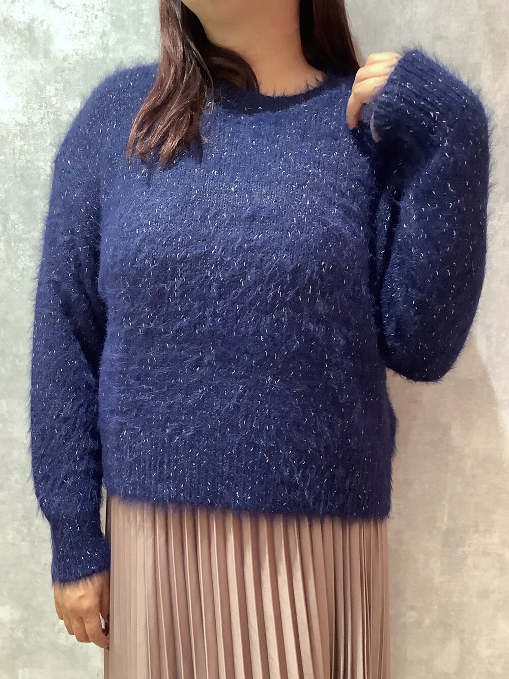 ブルー系のニット/セーターを着用したレディースの冬コーディネートの2枚目の写真