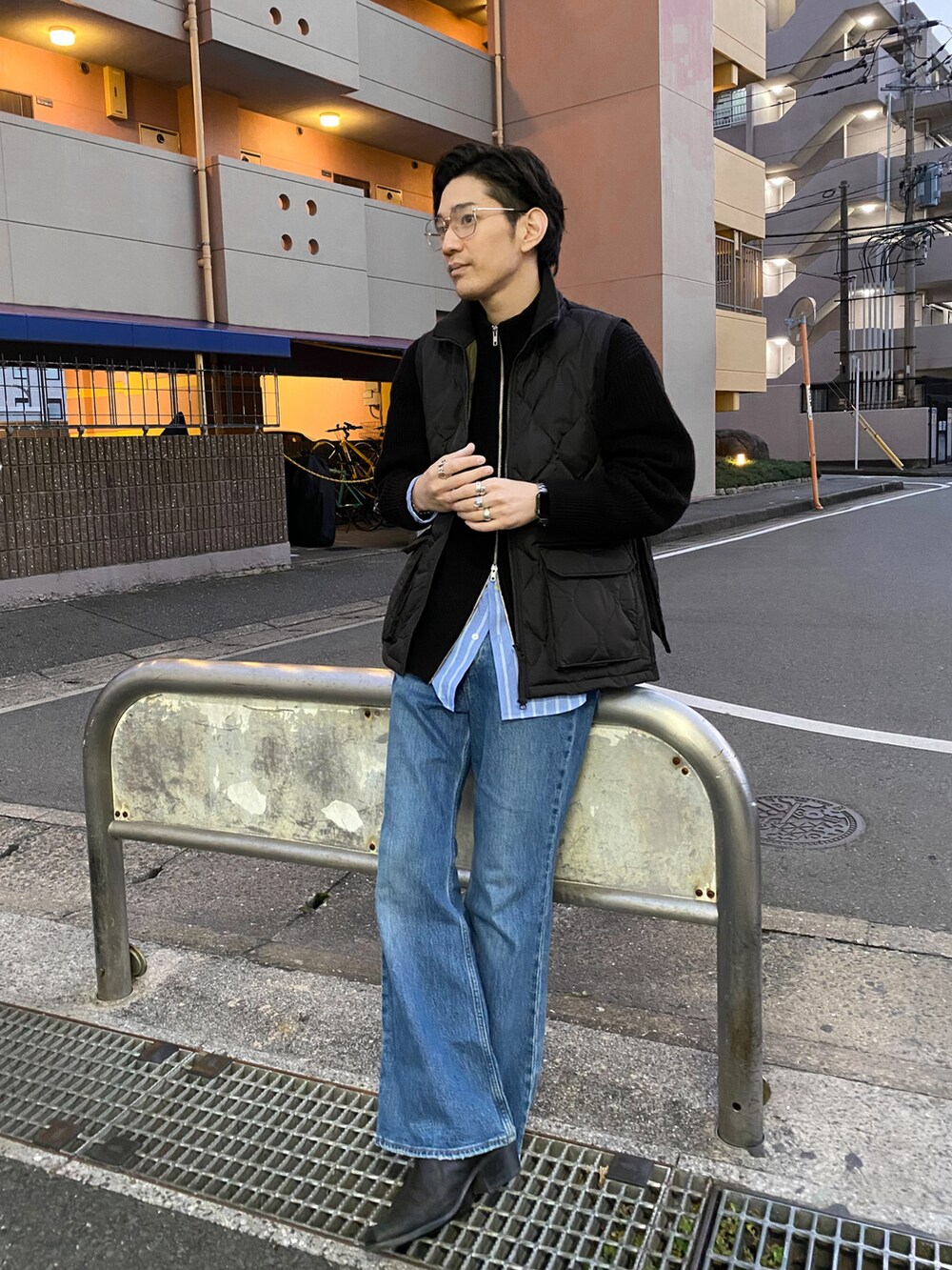 「休日スタイル、大人カジュアル、メンズファッション、シンプルコーデ、冬コーデ、きれいめカジュアル、おしゃれさんと繋がりたい、今日のコーデ、大人コーデ、冬アウター」｜「TAIONのTAION/MILITARY HI NECK DOWN VEST（ダウンベスト、ブラック系）」を使った、Fumiyaさん（メンズ・179cm）の冬コーディネートの3枚目の写真