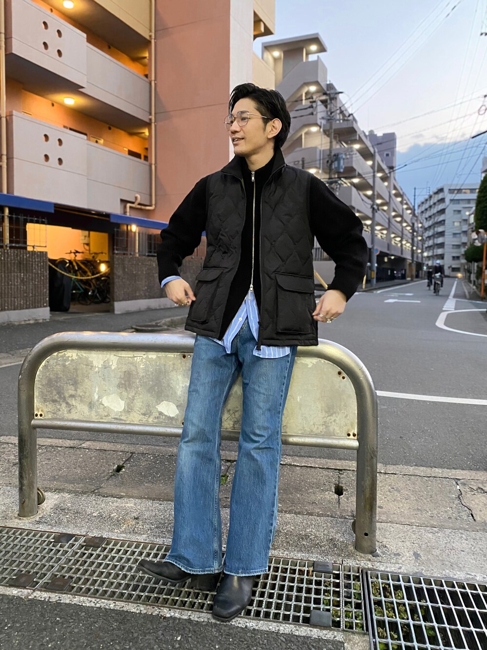 「休日スタイル、大人カジュアル、メンズファッション、シンプルコーデ、冬コーデ、きれいめカジュアル、おしゃれさんと繋がりたい、今日のコーデ、大人コーデ、冬アウター」｜「TAIONのTAION/MILITARY HI NECK DOWN VEST（ダウンベスト、ブラック系）」を使った、Fumiyaさん（メンズ・179cm）の冬コーディネートの2枚目の写真