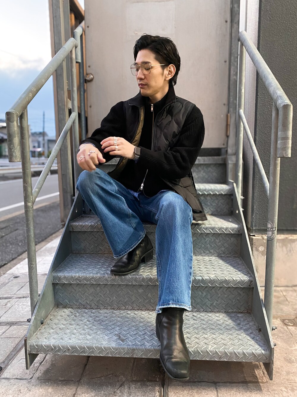 「休日スタイル、大人カジュアル、メンズファッション、シンプルコーデ、冬コーデ、きれいめカジュアル、おしゃれさんと繋がりたい、今日のコーデ、大人コーデ、冬アウター」｜「TAIONのTAION/MILITARY HI NECK DOWN VEST（ダウンベスト、ブラック系）」を使った、Fumiyaさん（メンズ・179cm）の冬コーディネートの4枚目の写真