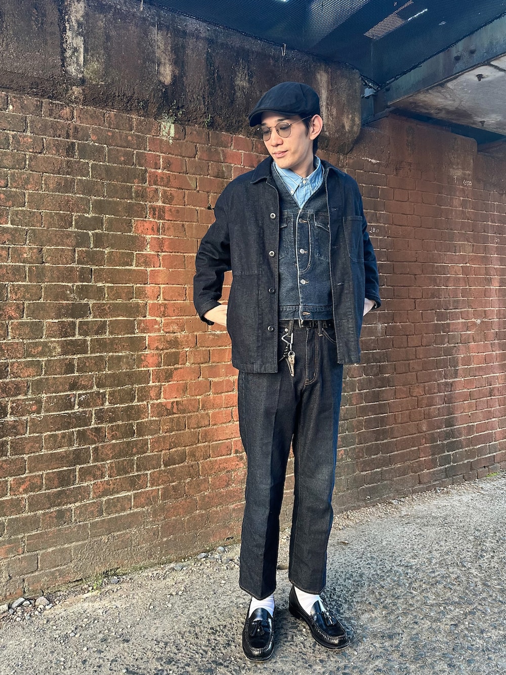 ブルー系のデニムパンツ、ブルー系のデニムジャケット、ブラック系のローファーを着用したメンズの冬コーディネートの2枚目の写真